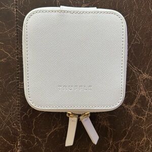 Truffle Privacy Travel Calk White Leather Jewelry Case